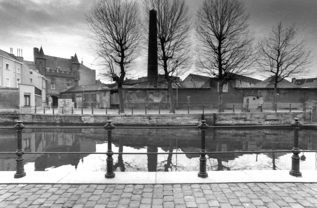 Fabriek Van Acker vanaf de Sint-Antoniuskaai 1981